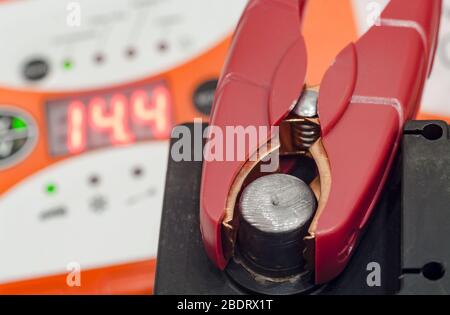 Recharge de la batterie de voiture. Clip en cuivre rouge fixé au terminal plus Banque D'Images
