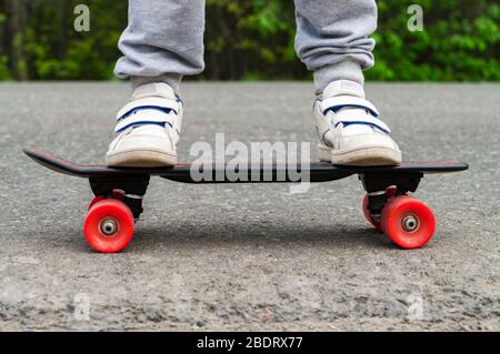 Jeune rides on skateboard Banque D'Images