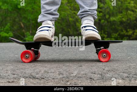 Jeune rides on skateboard Banque D'Images