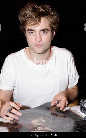 Robert Pattinson photographié lors d'une signature « Twilight » à Hot Topic au King of Prussia Mall, en Pennsylvanie, le 13 novembre 2008. Crédit: Scott Weiner/MediaPunch Banque D'Images