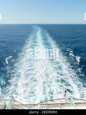 réveil du bateau depuis la poupe du bateau. Passe à l'infini. Banque D'Images