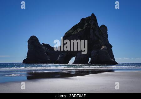 Les îles Archway et la plage de Wharariki, au sommet de l'île du Sud, en Nouvelle-Zélande Banque D'Images