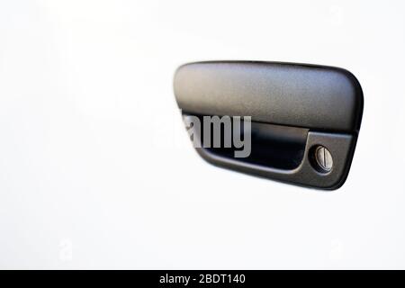 Poignée de porte de voiture. Poignée de porte en plastique noir de la voiture moderne blanche Banque D'Images