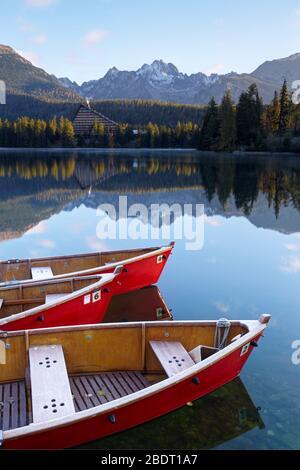 Bateaux à rames rouges sur Strbske Pleso dans les montagnes de la Haute tatra en Slovaquie Banque D'Images