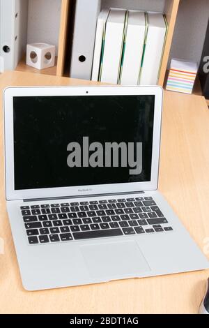 Bordeaux , Aquitaine / France - 03 30 2020 : Apple MacBook Air argent sur le bureau en bois arrière-plan en vue de dessus Banque D'Images