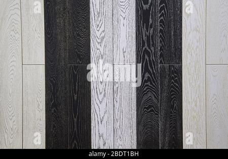 Panneaux en bois d'un fond noir et blanc avec un relief. Sont couverts d'une patine de couleur grise et bronze. Banque D'Images