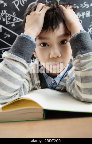 Étudier l'effondrement des garçons de l'école primaire Banque D'Images