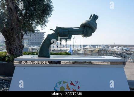 Monument de non-violence à Zaitunay Bay, créé par l'artiste suédois Carl Fredrik Reutersward Banque D'Images