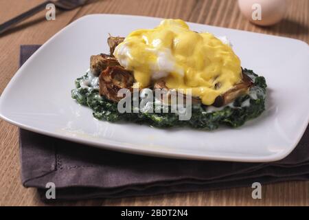 Œufs traditionnels de la Nouvelle-Orléans sardou, cuisine de louisiane avec crème aux épinards, artichauts, œufs pochés et sauce hollandaise Banque D'Images