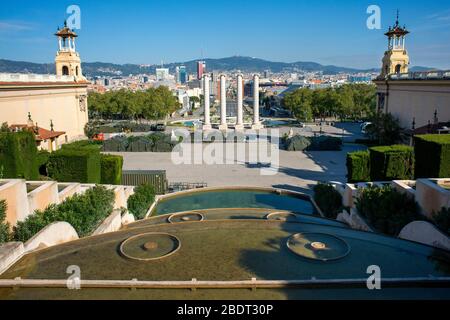 Palais des Congrès à Monjuic, Barcelone, Espagne. Camp mis en place par l'armée espagnole pour loger les sans-abri. L'Espagne est l'un des pays les plus touchés b Banque D'Images