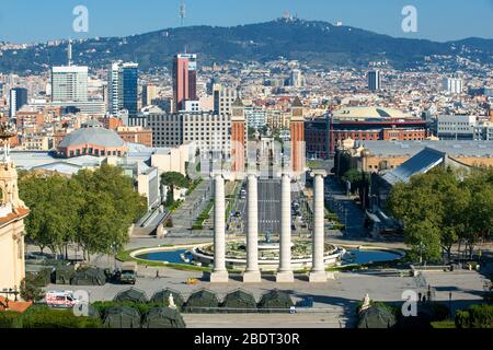 Palais des Congrès à Monjuic, Barcelone, Espagne. Camp mis en place par l'armée espagnole pour loger les sans-abri. L'Espagne est l'un des pays les plus touchés b Banque D'Images