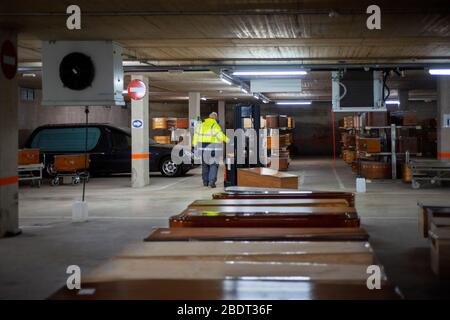 Aire de stationnement de la mortuaire de Collserola pleine de cercueils, dont la plupart ont le cadavre et d'autres attendent que ceux qui meurent dans les prochains jours. L'Espagne est l'un des t Banque D'Images