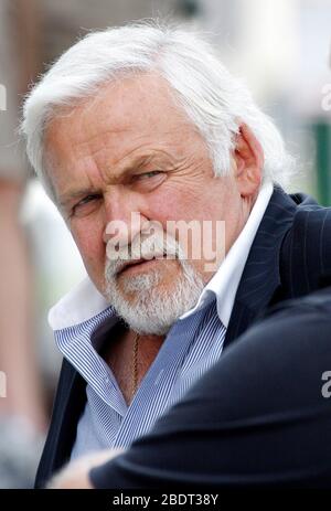 Bernie parent filmant 'il est toujours ensoleillé à Philadelphie' sur l'emplacement en face de l'hôtel de ville à Philadelphie, en Pennsylvanie, le 6 juin 2008.Credit: Scott Weiner/MediaPunch Banque D'Images