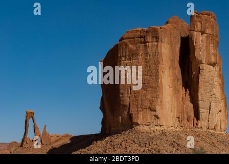 Formation de roches abstraites sur le plateau Ennedi, une en lyre en arrière-plan, dans le désert du Sahara, Tchad, Adrica Banque D'Images