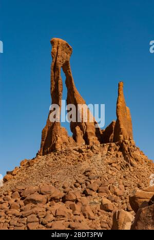 Formation de roches abstraites en forme de lyre sur le plateau Ennedi, dans le désert du Sahara, Tchad, Adrica Banque D'Images