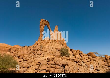 Formation de roches abstraites en forme de lyre sur le plateau Ennedi, dans le désert du Sahara, Tchad, Adrica Banque D'Images