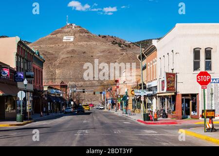 F Street; la rue principale; relativement vide en raison du coronavirus et des commerces fermés Banque D'Images