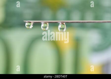 Sur l'aiguille de l'euro. ? les gouttes s'écoulent de l'aiguille de seringue avec la réflexion de l'euro. Concept d'investissement, coût des médicaments et du traitement, Banque D'Images