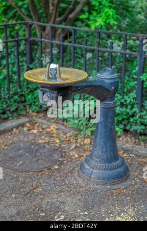 Fontaine publique d'eau potable dans Bryant Park, New York Banque D'Images