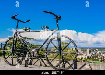 Sculpture de vélo noire géante à Tbilissi, Géorgie Banque D'Images