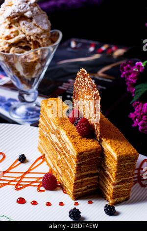 deux petits morceaux de gâteau au miel garnies de baies Banque D'Images