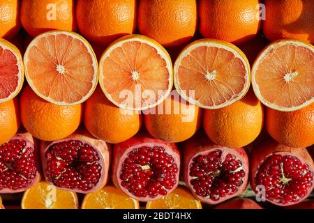 Agrumes et pamplemousses fruits frais, ils sont coupés pour le commerce sur le marché; les oranges de dinde sont de délicieux fruits. Banque D'Images