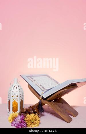 Quran ouvert dans un placemat en bois. Mois Saint dans le monde musulman - Ramadan Kareem. Concept EID-al-adha. Rehal en bois avec livre Saint ouvert Quran et rosaire Banque D'Images