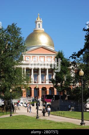 Boston, Massachusetts - septembre 2008 : la maison d'État du Massachusetts avec son dôme doré surplombe Boston Common Banque D'Images