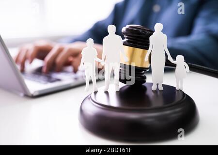 Séparation de la famille d'ossature avec Gavel, dans la salle d'audience Banque D'Images