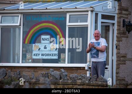 Heysham, Lancashire, Royaume-Uni. 9 avril 2020. Les habitants de Sandylands à Heysham viennent en appui de NHS et Keyworkers à Lancashire crédit: Photographier North/Alay Live News Banque D'Images