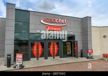 STRENSHAM, ANGLETERRE - SEPTEMBRE 2018 : entrée à la nouvelle station de service d'autoroute à Strensham sur le Banque D'Images