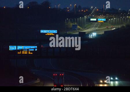 Glasgow, Royaume-Uni. 9 avril 2020. Sur la photo: Panneaux routiers le long des autoroutes M 8 et M 80 qui lisent: "WEEK-END DE PÂQUES, NE PAS VOYAGER" la pandémie de Coronavirus a forcé le gouvernement britannique à ordonner la fermeture de toutes les grandes villes britanniques et à faire en sorte que les gens restent chez eux, ce qui a laissé les autoroutes et toutes les autres routes libres du nez habituel à la queue qui serait autrement là. Crédit : Colin Fisher/Alay Live News Banque D'Images