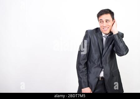Homme timide en costume. Fond blanc, prise de vue moyenne Banque D'Images