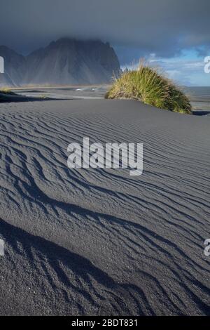 Dunes de sable volcanique noir à Vestrahorn sur la péninsule de Stokksness en Islande orientale Banque D'Images