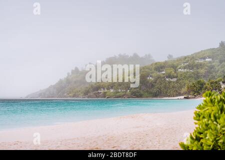 La pluie tropicale couvrait la plage d'Anse Intendance sur l'île de Mahe aux Seychelles. Banque D'Images