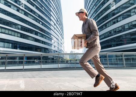 Exécution avec un colis Courier Banque D'Images