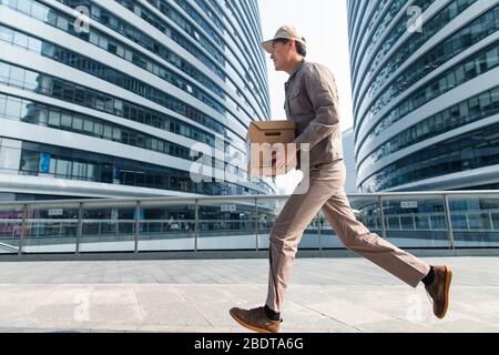 Exécution avec un colis Courier Banque D'Images