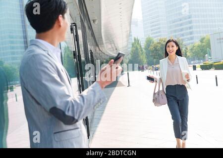 Les jeunes gens d'affaires qui descendent dans la rue Banque D'Images
