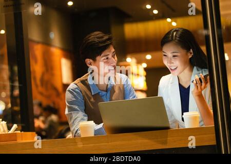 Les gens d'affaires du restaurant pour discuter du travail Banque D'Images