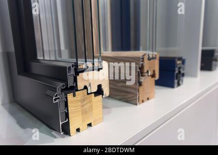 Profil en bois et aluminium pour fenêtre, portes dans le hall d'exposition du concessionnaire Banque D'Images