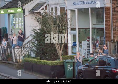 Reigate, Surrey, Royaume-Uni - 9 avril 2020 - les gens à l'entrée de leurs maisons à 20:00 se clamer ensemble pour soutenir toutes les souffrances du coronavirus Banque D'Images