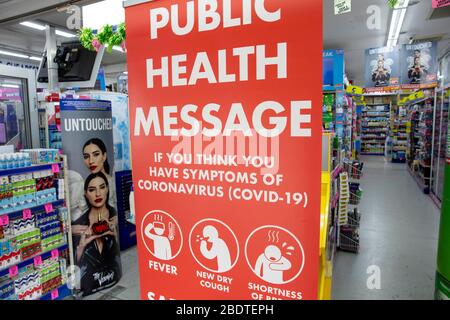 Message de santé publique COVID 19 affiché dans une pharmacie de sydney pendant la pandémie Banque D'Images