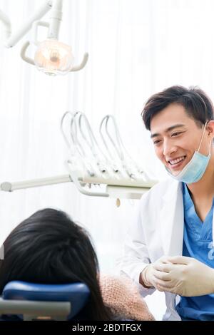 Le dentiste a donné de jeunes femmes Banque D'Images