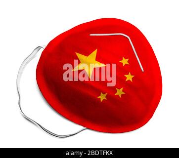 Masque médical N-95 avec drapeau chinois isolé sur fond blanc. Banque D'Images