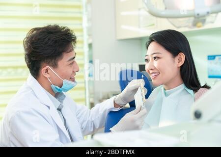 Le dentiste a donné de jeunes femmes Banque D'Images