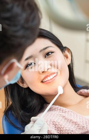 Le dentiste a donné de jeunes femmes Banque D'Images