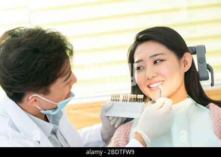 Le dentiste a donné de jeunes femmes Banque D'Images