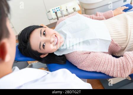 Le dentiste a donné de jeunes femmes Banque D'Images
