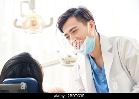 Le dentiste a donné de jeunes femmes Banque D'Images