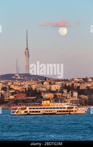 7 avril 2020 : la Supermoon éclaircit le ciel d'Istanbul le 7 avril 2020. Une superlune est une pleine lune qui coïncide presque avec la distance la plus proche que la Lune atteint à la Terre dans son orbite elliptique, ce qui entraîne une taille visible plus grande que d'habitude du disque lunaire, telle qu'elle est vue de la Terre. Kucuk Camlica TV radio Tower, est une tour de télécommunications à Uskudar, au premier plan. Crédit: Tolga Ildun/ZUMA Wire/Alay Live News Banque D'Images